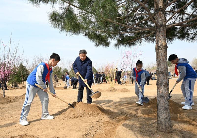 2025年4月3日，習(xí)近平總書記來到北京豐臺區(qū)永定河畔參加首都義務(wù)植樹活動。