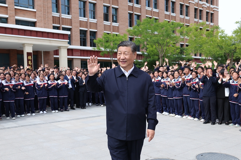 2024年6月18日，習(xí)近平總書記在青海果洛西寧民族中學(xué)考察時(shí)，向師生們揮手致意。