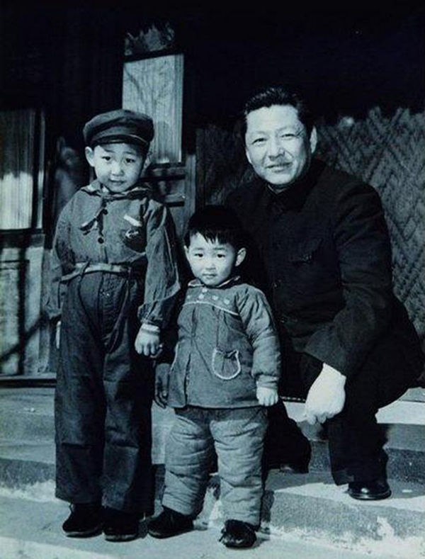 1958年，習仲勛與兒子習近平、習遠平在一起。