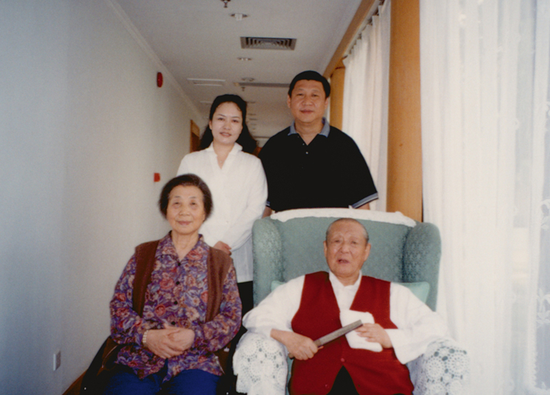 習近平與夫人彭麗媛同父親習仲勛、母親齊心的合影。