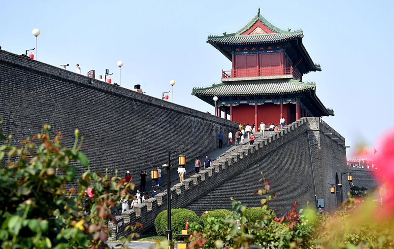 2024年9月16日，游客在河北省石家莊市正定古城游玩。