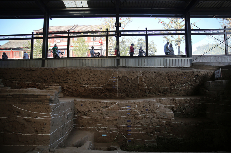 2019年9月7日，人們透過玻璃幕墻看開元寺南廣場遺址考古現(xiàn)場。