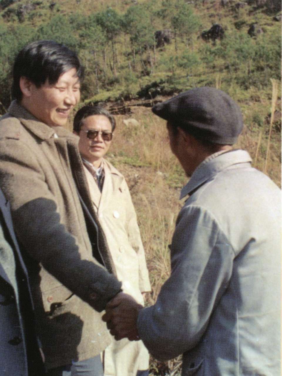 1989年1月，習(xí)近平到周寧縣走訪種林專業(yè)戶。（圖源：《習(xí)近平在寧德》）
