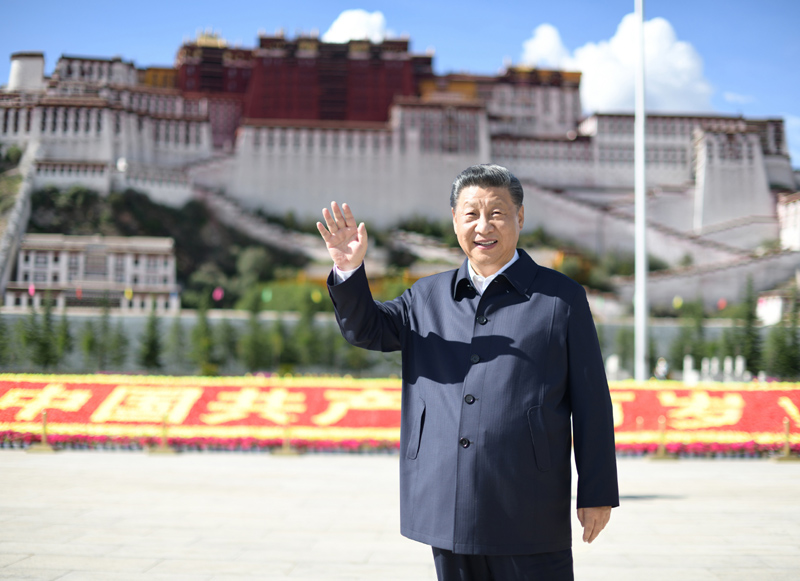 2021年7月22日，習(xí)近平在布達拉宮廣場考察時，向游客和當?shù)厝罕姄]手致意。