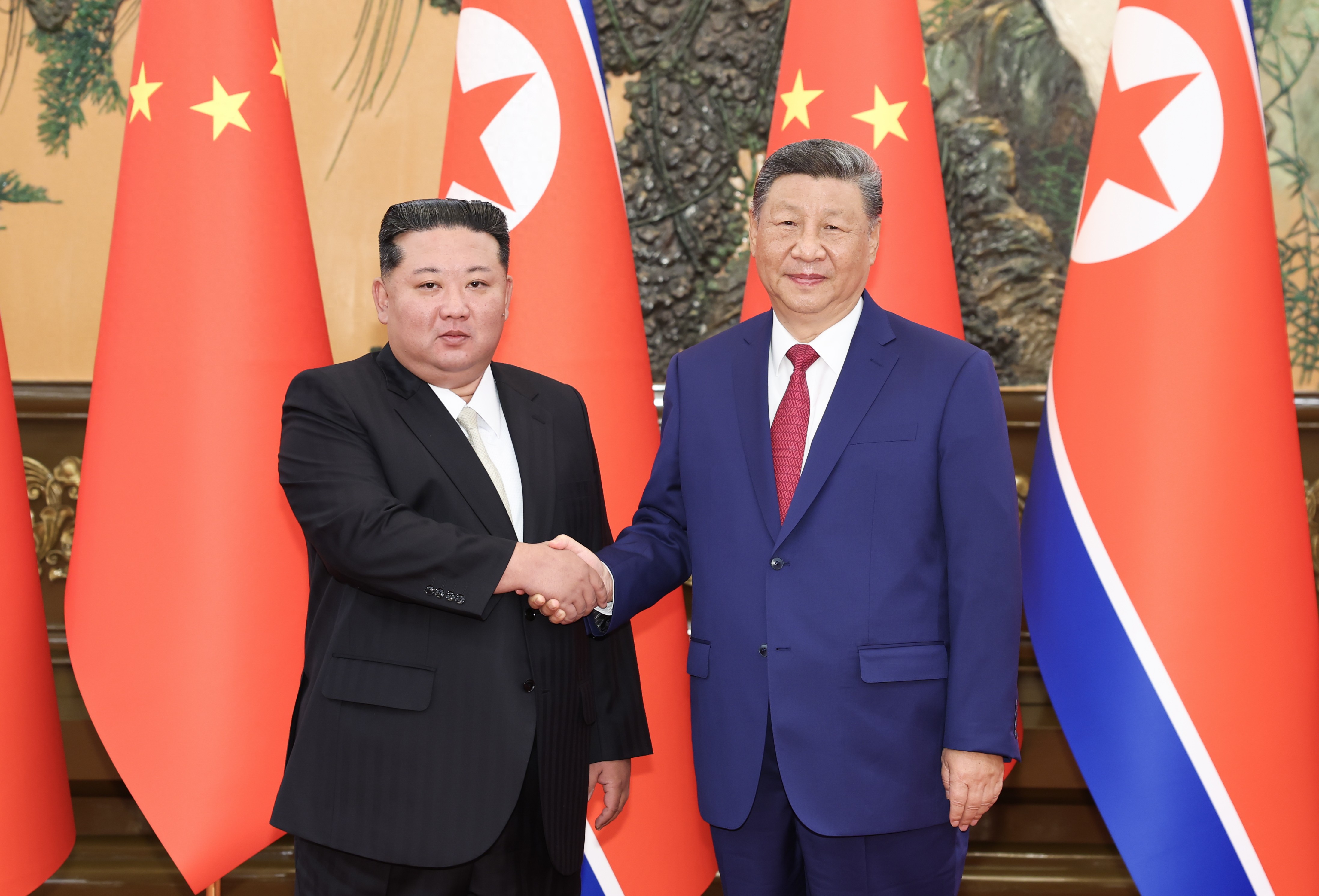 9月4日晚，中共中央總書記、國(guó)家主席習(xí)近平在北京人民大會(huì)堂同來華出席紀(jì)念中國(guó)人民抗日戰(zhàn)爭(zhēng)暨世界反法西斯戰(zhàn)爭(zhēng)勝利80周年活動(dòng)的朝鮮勞動(dòng)黨總書記、國(guó)務(wù)委員長(zhǎng)金正恩舉行會(huì)談。