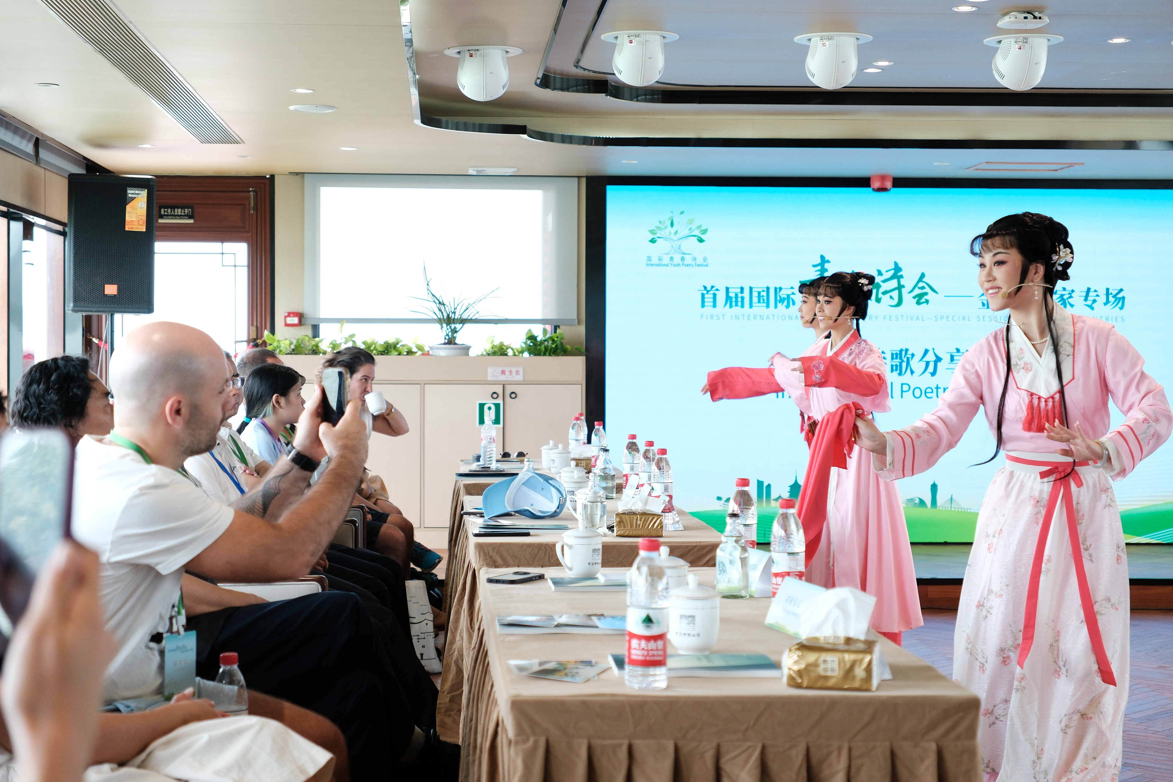 2024年7月21日，浙江杭州，金磚國(guó)家外國(guó)友人欣賞越劇《富陽(yáng)新曲》。