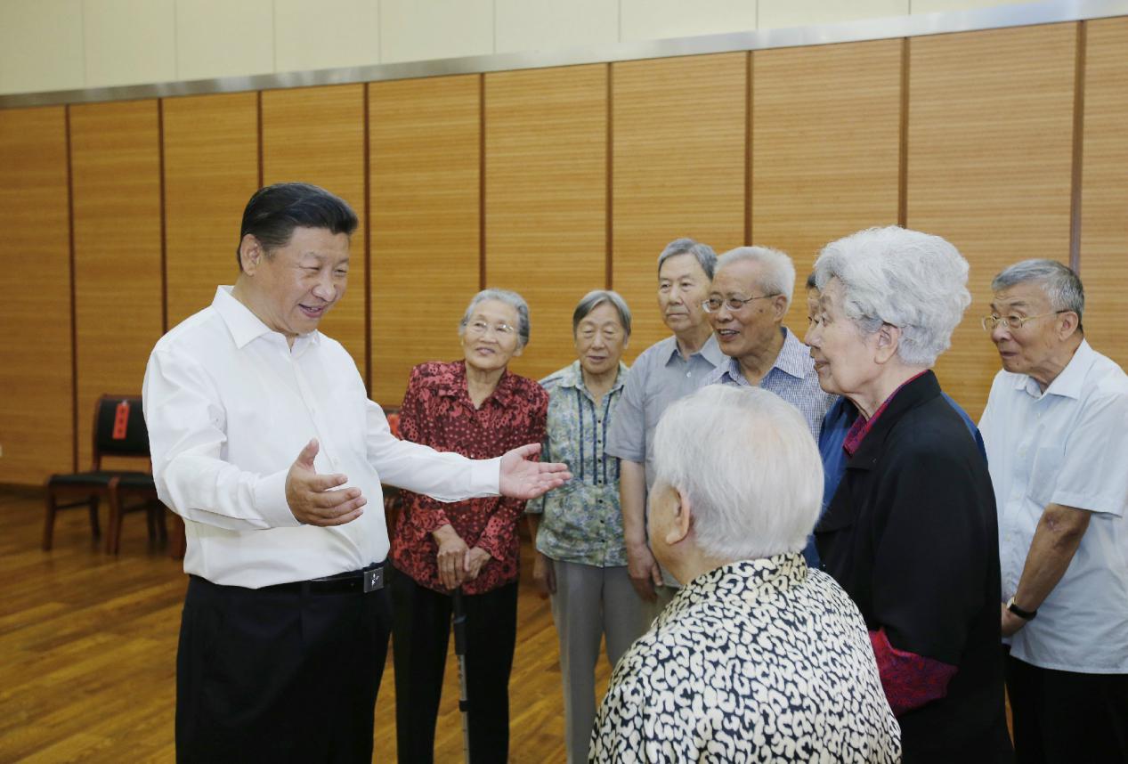 2016年9月9日，習(xí)近平總書記來到北京市八一學(xué)校，同母校老教師們親切交談。