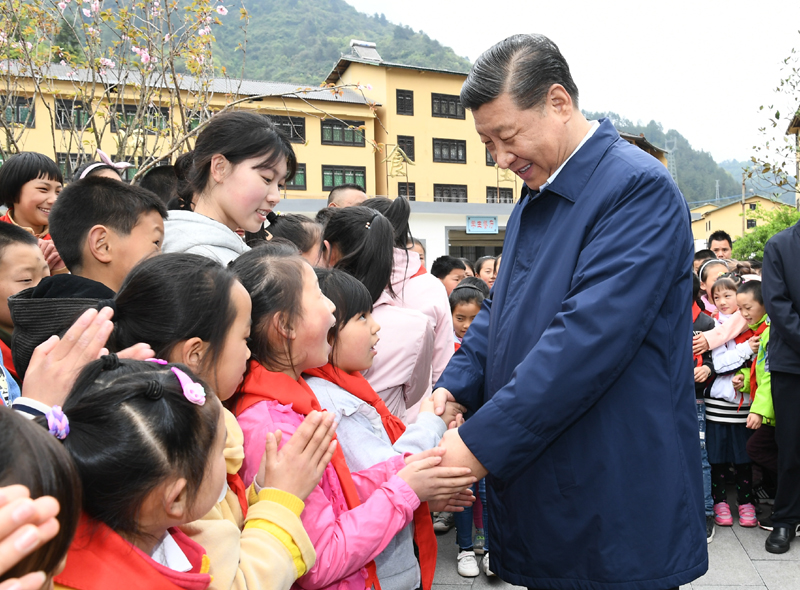 2019年4月15日，習(xí)近平總書記來到重慶市石柱土家族自治縣中益鄉(xiāng)小學(xué)看望老師和同學(xué)們，并同他們親切交流。