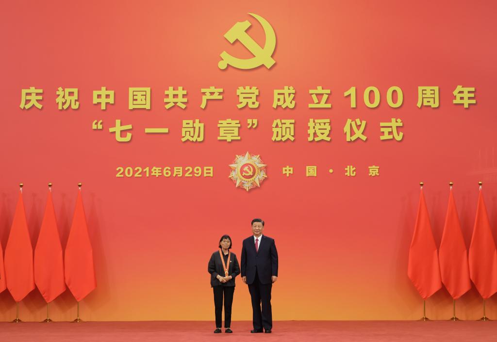 2021年6月29日，習(xí)近平總書記向“七一勛章”獲得者張桂梅頒授勛章。