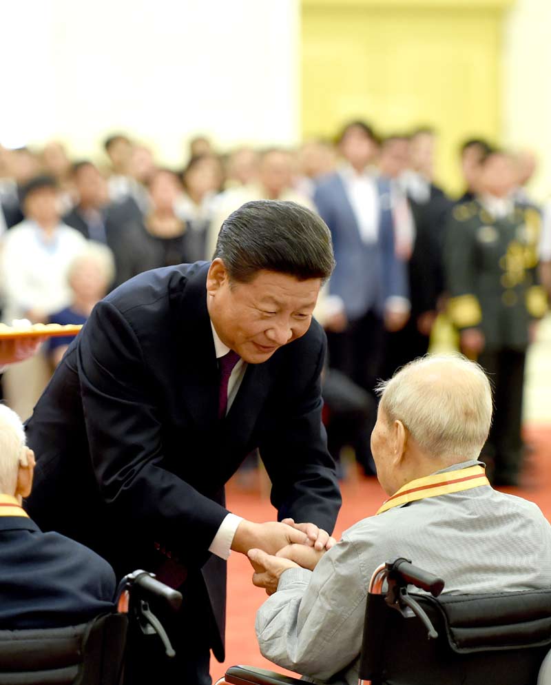 2015年9月2日，習(xí)近平在北京人民大會(huì)堂向30名抗戰(zhàn)老戰(zhàn)士老同志、抗戰(zhàn)將領(lǐng)、幫助和支持中國抗戰(zhàn)的國際友人或其遺屬代表頒發(fā)中國人民抗日戰(zhàn)爭(zhēng)勝利70周年紀(jì)念章。