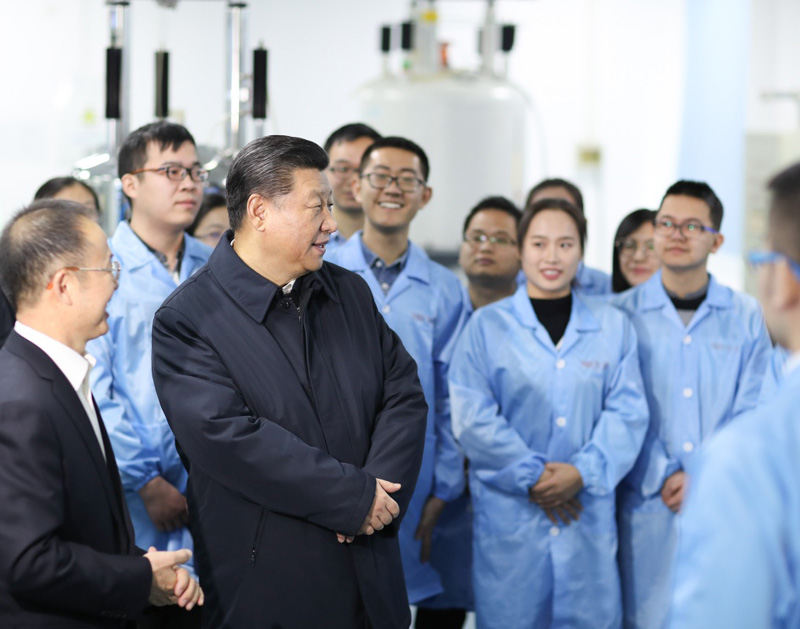 2019年1月17日，習(xí)近平總書記在天津南開大學(xué)元素有機化學(xué)國家重點實驗室同師生親切交流。