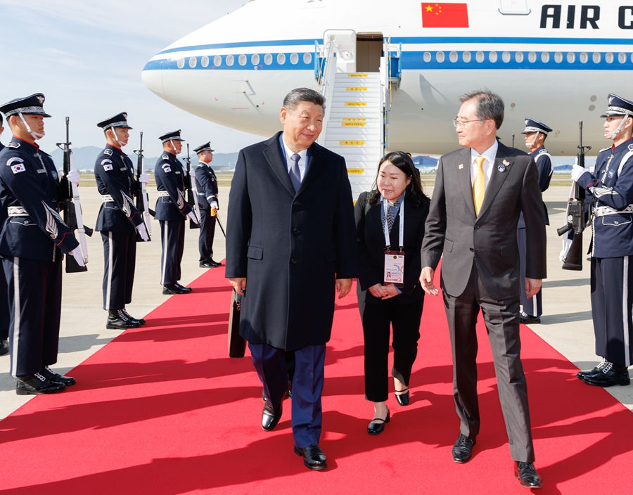   當地時間10月30日上午，國家主席習近平乘專機抵達韓國，應大韓民國總統(tǒng)李在明邀請，出席亞太經合組織第三十二次領導人非正式會議并對韓國進行國事訪問。這是習近平抵達釜山金海國際機場時，韓國外長趙顯等高級官員熱情迎接。