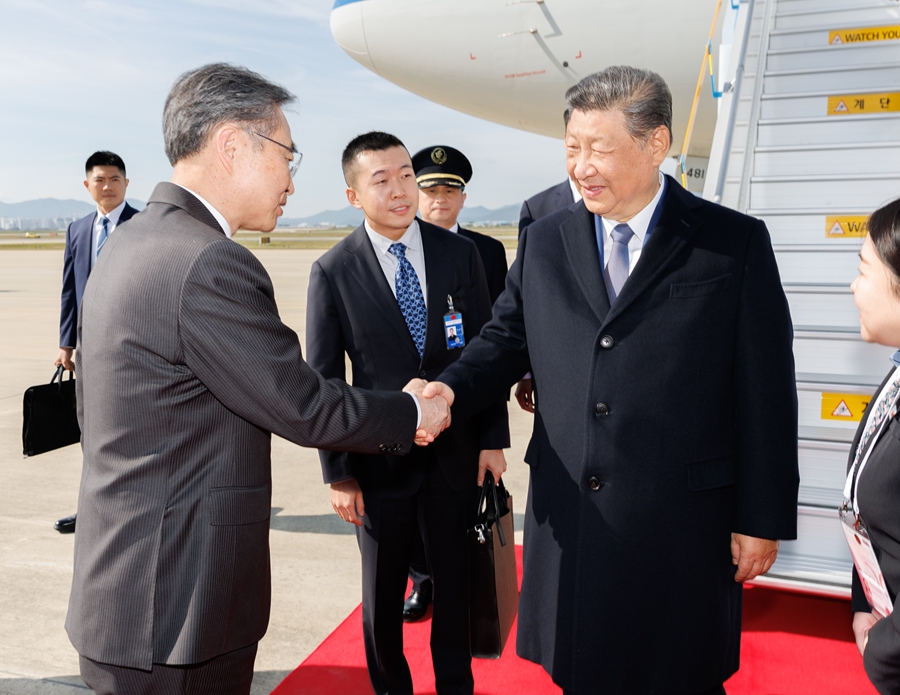 當地時間10月30日上午，國家主席習近平乘專機抵達韓國，應大韓民國總統(tǒng)李在明邀請，出席亞太經合組織第三十二次領導人非正式會議并對韓國進行國事訪問。這是習近平抵達釜山金海國際機場時，韓國外長趙顯等高級官員熱情迎接。
