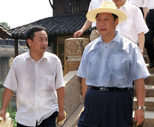 2005年8月3日，習(xí)近平在浙江嘉興桐鄉(xiāng)市烏鎮(zhèn)調(diào)研古鎮(zhèn)保護(hù)工作。資料圖片