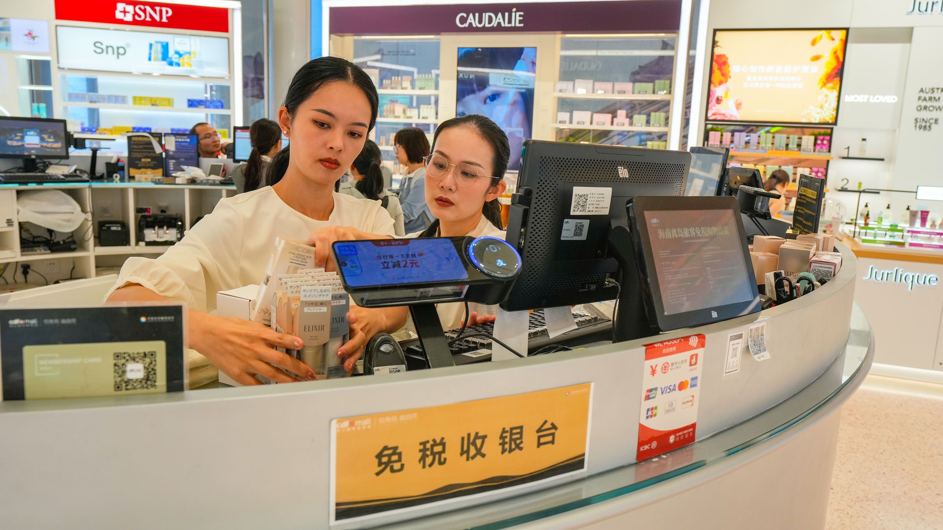 2025年11月1日，海口，cdf?？趪H免稅城內(nèi)人頭攢動(dòng)，眾多旅客在選購免稅商品。