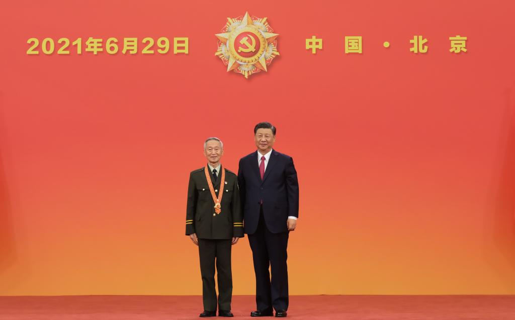 2021年6月29日，習(xí)近平總書記向“七一勛章”獲得者崔道植頒授勛章。