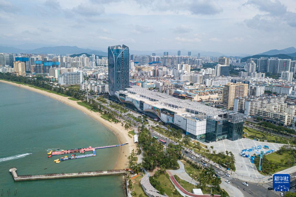海南自貿(mào)港重點(diǎn)園區(qū)——三亞中央商務(wù)區(qū)（無人機(jī)照片，11月1日攝）。新華社記者 蒲曉旭攝