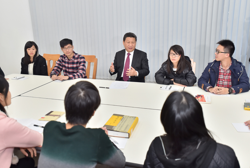 2014年12月20日，習(xí)近平主席來到澳門大學(xué)橫琴新校區(qū)考察。這是習(xí)主席在鄭裕彤住宿式書院參與學(xué)生舉辦的“中華傳統(tǒng)文化與當(dāng)代青年”主題沙龍。