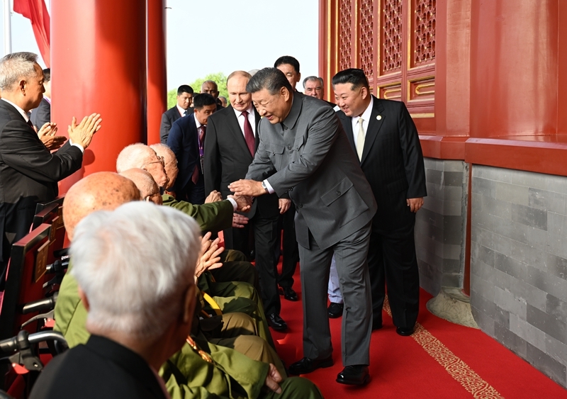 2025年9月3日，習近平總書記同抗戰(zhàn)老戰(zhàn)士老同志代表親切握手，向他們表示崇高敬意。
