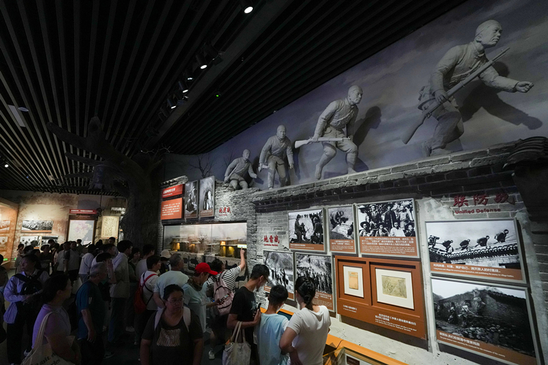 2025年7月8日，參觀者在中國人民抗日戰(zhàn)爭紀念館參觀《為了民族解放與世界和平》主題展覽。