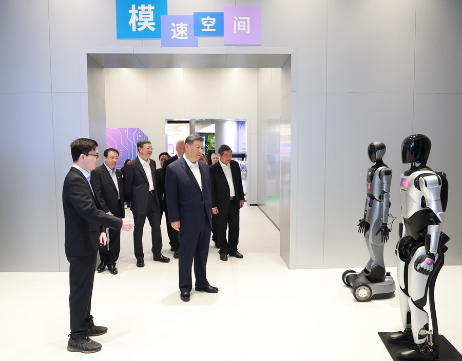 2025年4月29日，習(xí)近平總書記在上海“模速空間”大模型創(chuàng)新生態(tài)社區(qū)，聽取相關(guān)技術(shù)研發(fā)和企業(yè)生產(chǎn)經(jīng)營介紹。