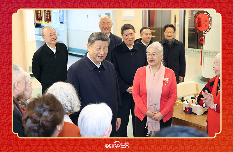 2026年2月10日，習(xí)近平總書記在北京西城區(qū)“吾老·新街”養(yǎng)老服務(wù)街區(qū)銀齡老年公寓考察時(shí)，同老人們親切交流。