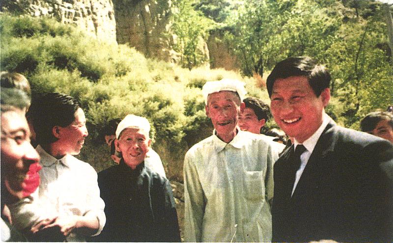 1993年9月27日，習近平回到梁家河看望鄉(xiāng)親們。