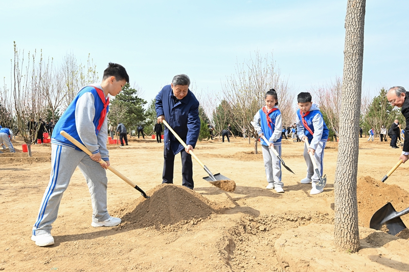 2025年4月3日，習近平總書記來到北京市豐臺區(qū)永定河畔參加首都義務(wù)植樹活動。