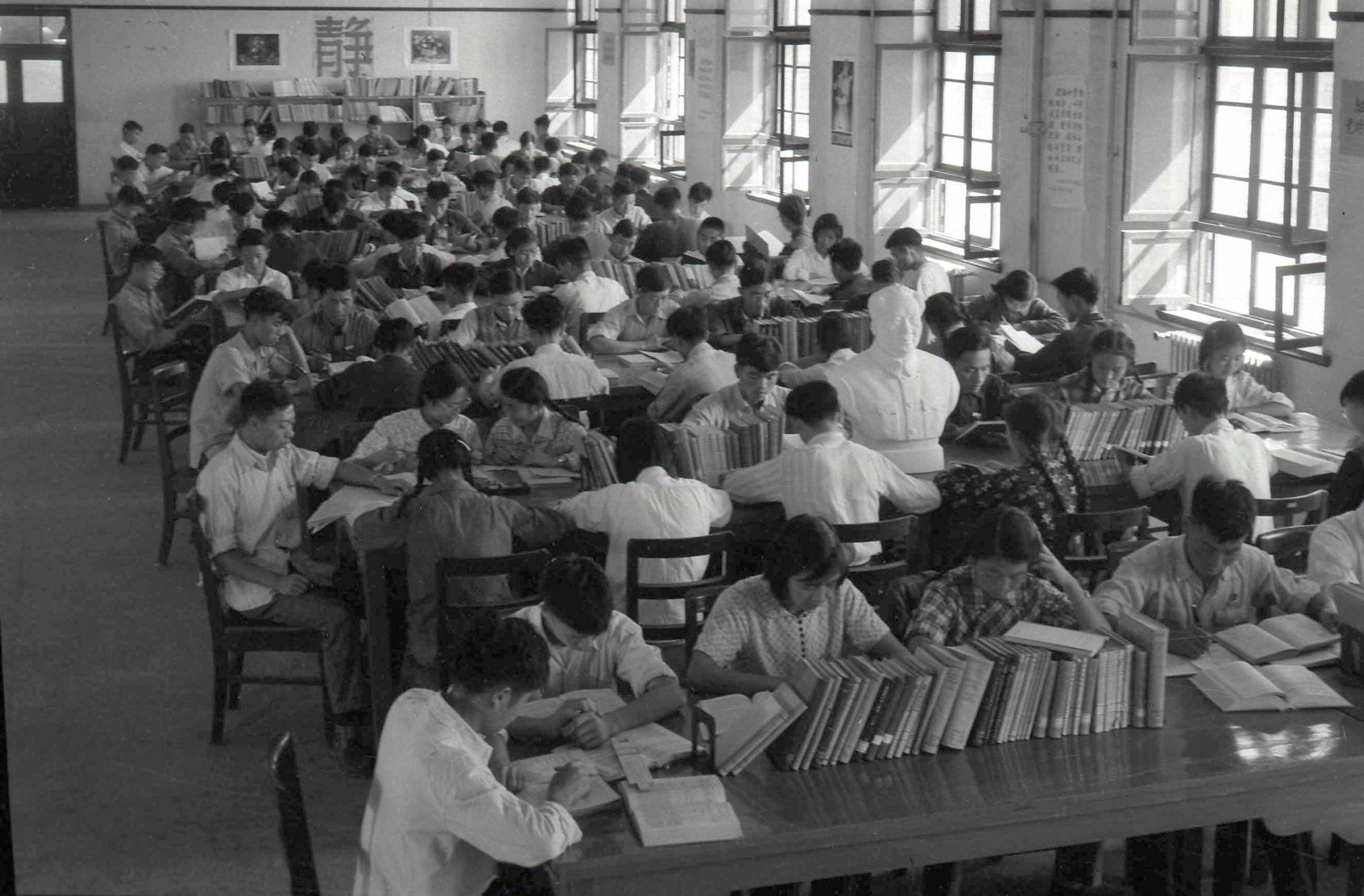 1959年，學(xué)生們?cè)谖鬟w后的交大校園圖書館閱覽室內(nèi)學(xué)習(xí)（資料照片）。