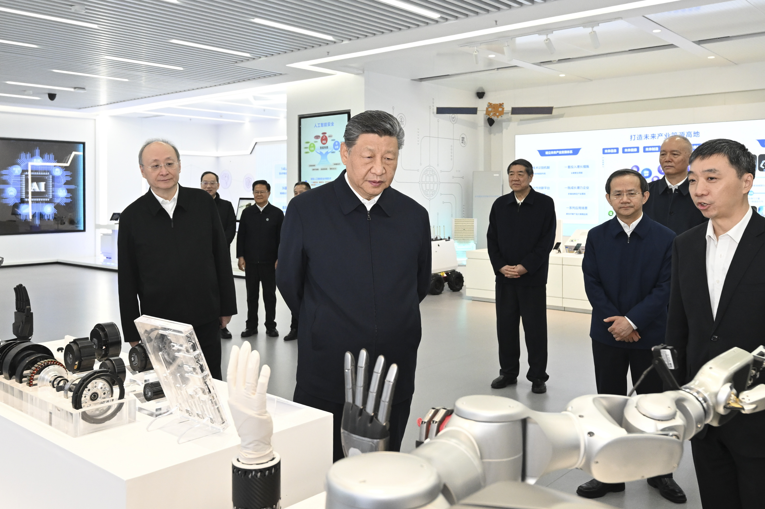 △ 2026年2月9日，習近平總書記在位于北京亦莊的國家信創(chuàng)園考察。