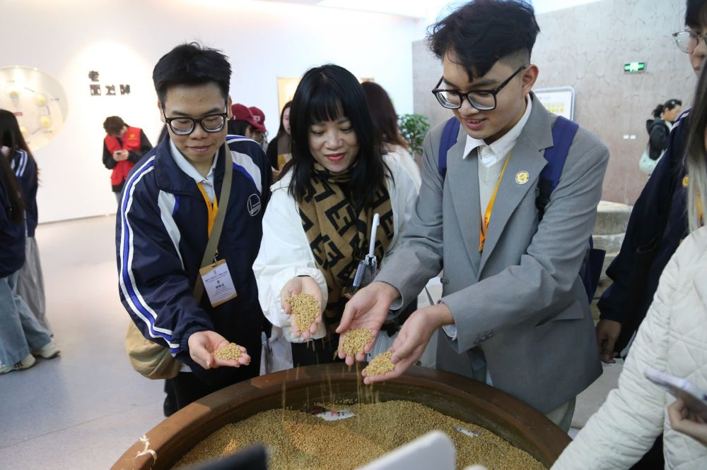 2026年3月30日，參加“紅色研學(xué)之旅”的越南青年在河北參觀新農(nóng)村建設(shè)。