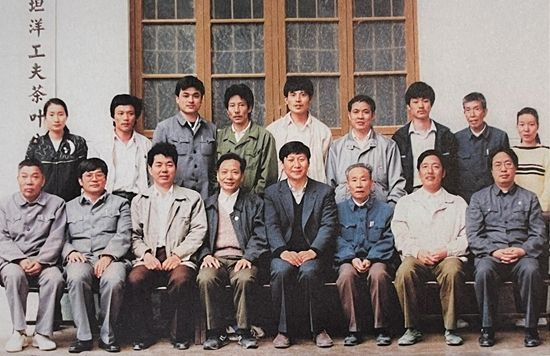 1990年5月，剛調(diào)任福州市委書記的習(xí)近平到寧德交接工作時，調(diào)研福安市社口鄉(xiāng)坦洋工夫茶葉公司。