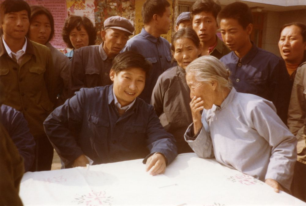 這是1983年，時任河北正定縣委書記的習(xí)近平，臨時在大街上擺桌子聽取老百姓意見。