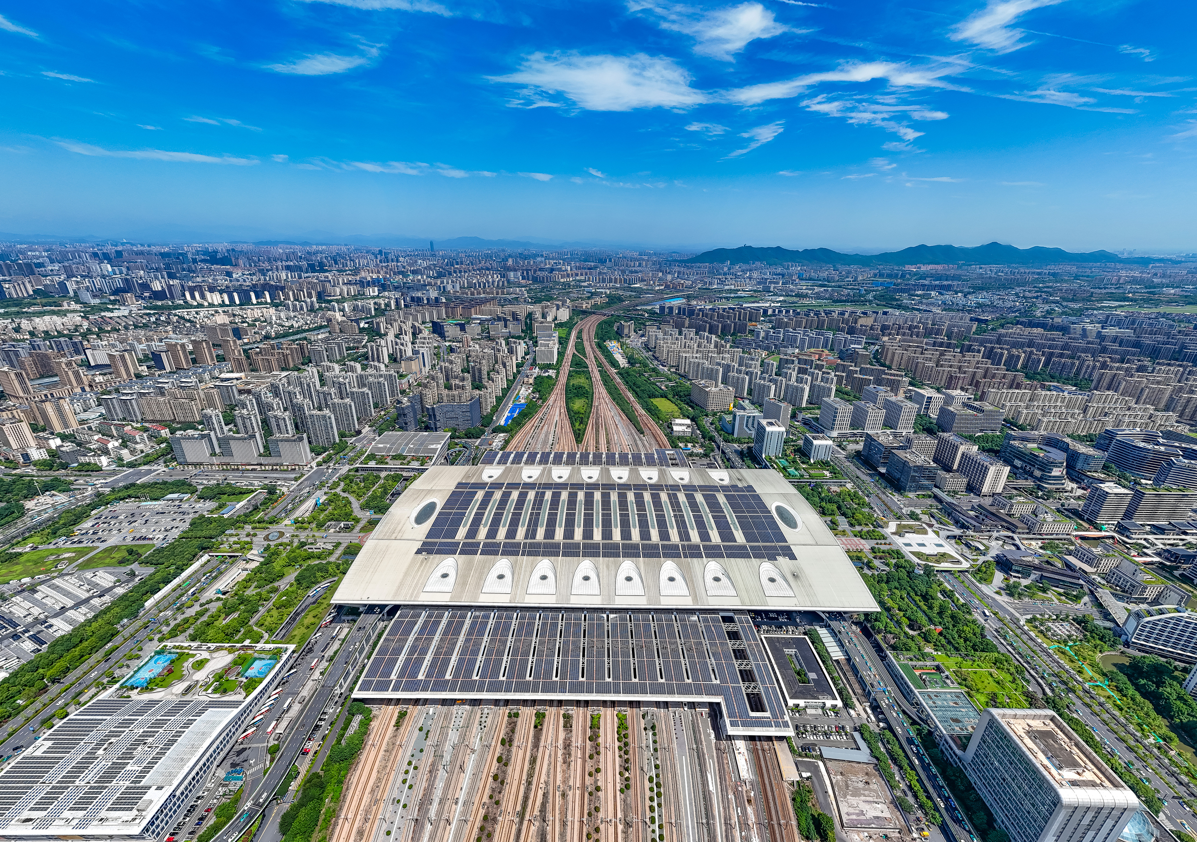 2025年10月29日，浙江杭州，航拍杭州東站站房屋頂及南北雨棚光伏發(fā)電方陣。
