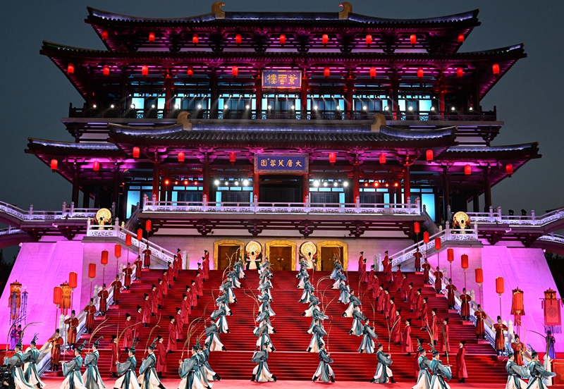 這是2023年5月18日在陜西省西安市大唐芙蓉園拍攝的中國—中亞峰會(huì)歡迎儀式。