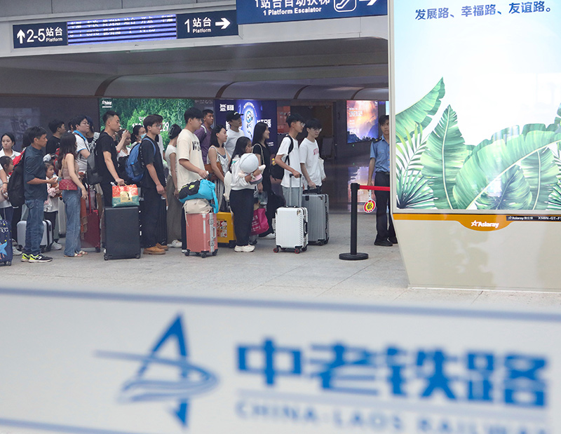 在云南景洪市的中老鐵路西雙版納站，旅客有序進(jìn)入站臺(tái)乘車（2023年10月5日攝）。