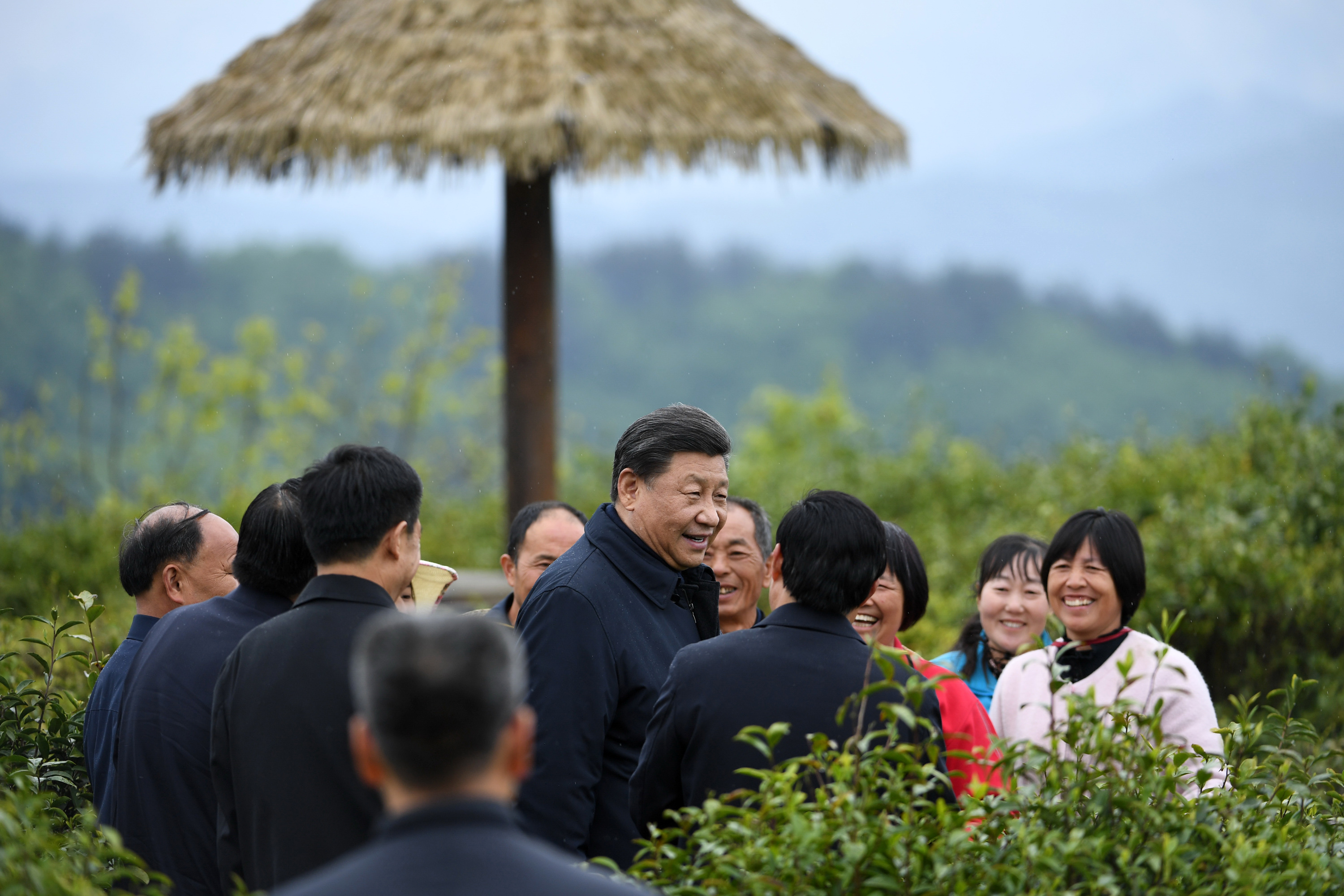 2020年4月21日，習近平在安康市平利縣老縣鎮(zhèn)蔣家坪村女媧鳳凰茶業(yè)現(xiàn)代示范園區(qū)，同茶農(nóng)們親切交談。