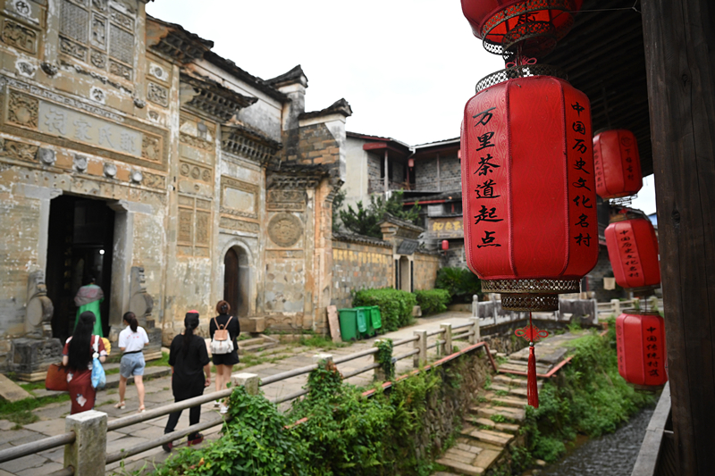 2023年9月5日，游客在福建武夷山下梅村參觀。