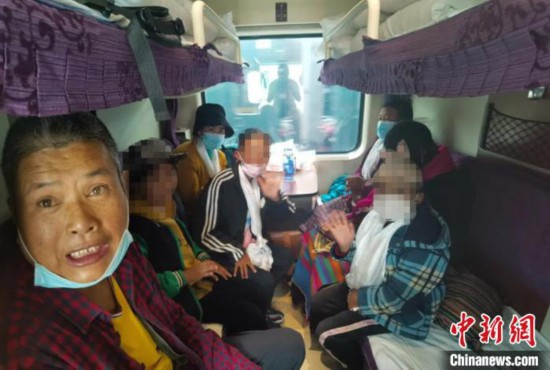 圖為乘坐Z266次列車的西藏先心病患兒和陪同人員。拉薩車站 供圖