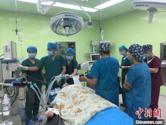 圖為馬少元(左二)為患者做手術(shù)。青海省第四人民醫(yī)院供圖