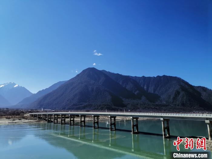 圖為現(xiàn)在已經(jīng)通車的魯霞大橋。　趙延 攝