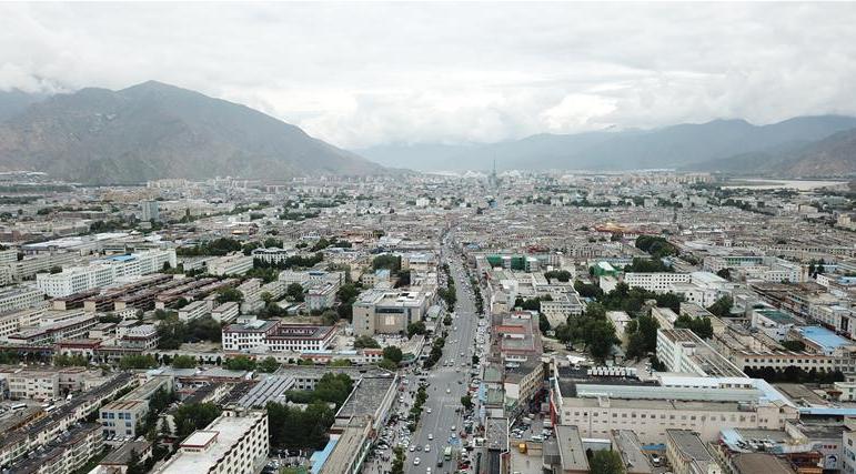 8?10日無人機(jī)拍攝的拉薩城市一景?新華社記?? 王益? ?.jpg