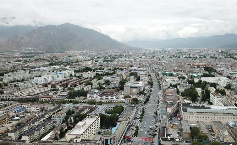 8?10日無人機(jī)拍攝的拉薩城市一景?新華社記?? 王益? ?.jpg