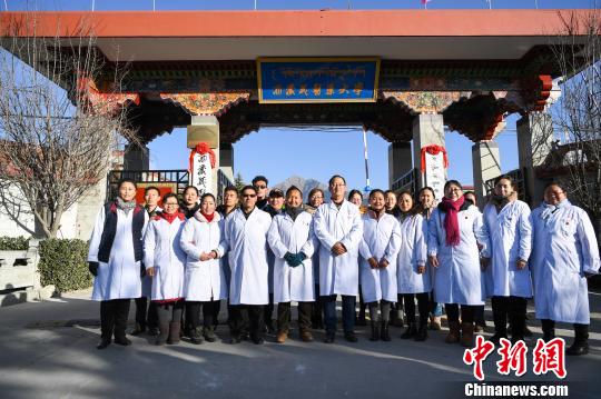 圖為該校師生在更名后的西藏藏醫(yī)藥大學(xué)校門前合影留念?！『闻罾?攝