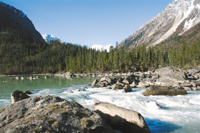 然烏湖美景。圖片由昌都市委宣傳部提供.jpg