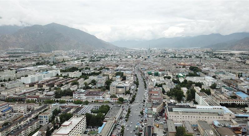 8月10日無人機(jī)拍攝的拉薩城市一景。新華社記者 王益亮 攝.jpg