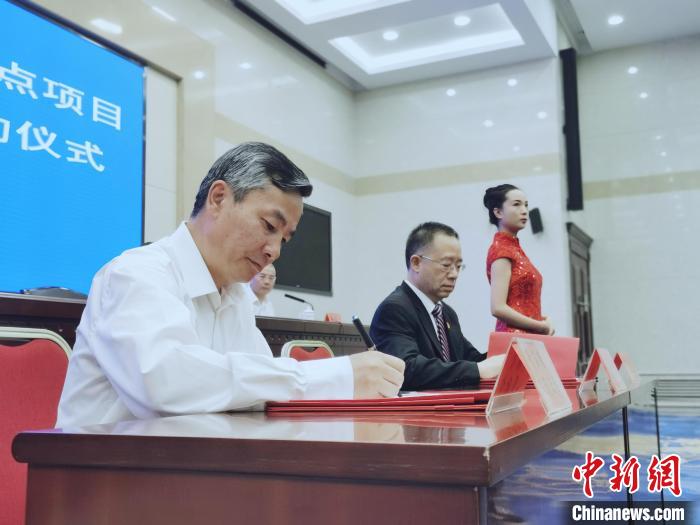圖為青海省副省長(zhǎng)匡湧(左)簽訂合作共建區(qū)域醫(yī)療中心框架協(xié)議。　張?zhí)砀?攝