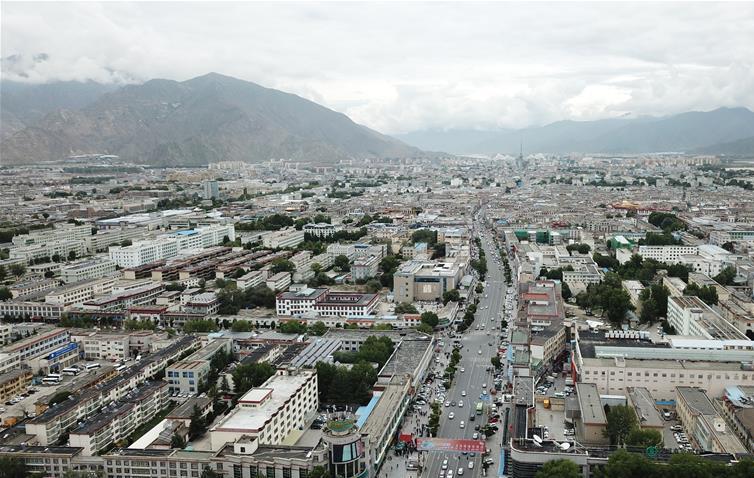8?10日無人機(jī)拍攝的拉薩城市一景?新華社記?? 王益? ?.jpg