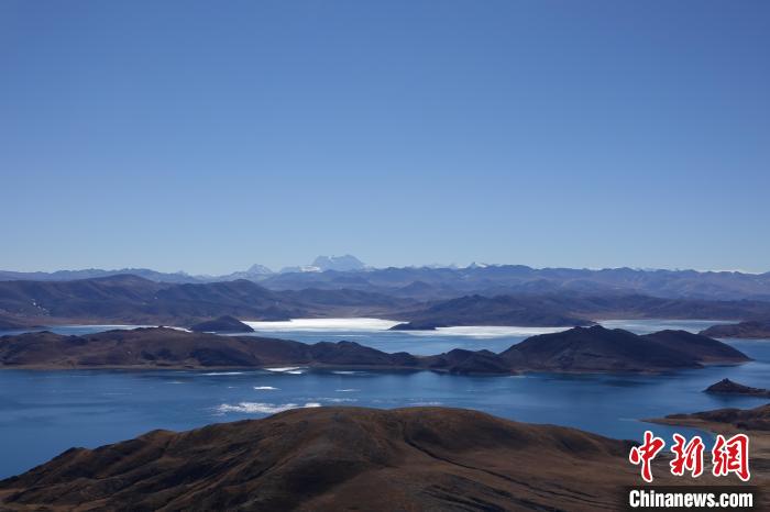 圖為從海拔約5000米的魯日拉觀景臺俯瞰羊湖?！∪轿木?攝