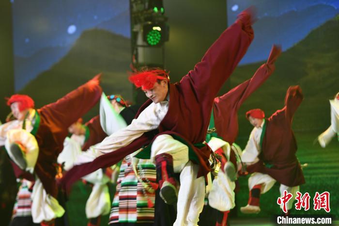 圖為演員在聯(lián)歡晚會(huì)上表演?！∝暩聛?lái)松 攝